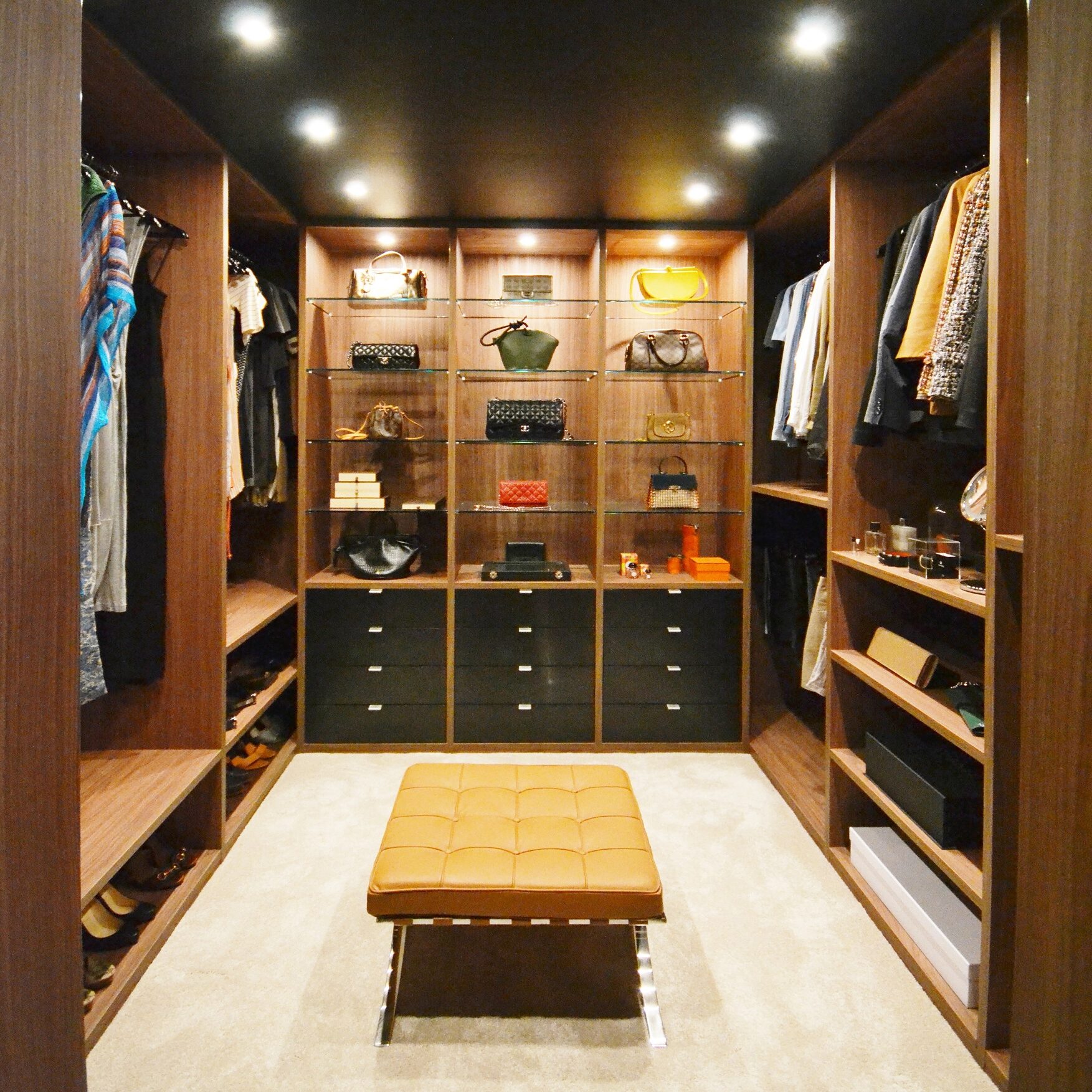 Inloopkast op maat in luxe houtdessin met zwarte accenten