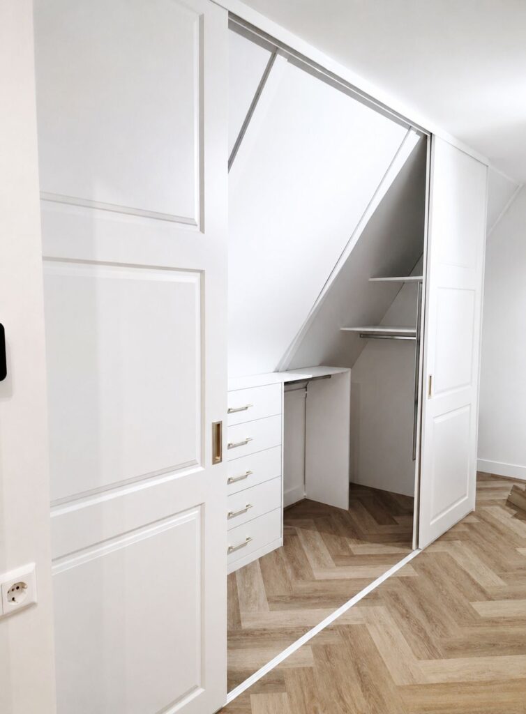 Luxe walk-in closet met klassieke kastdeuren en sfeervolle verlichting.