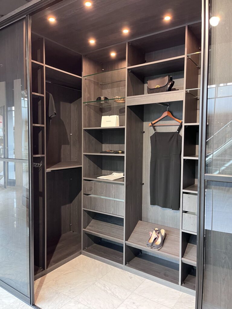 Luxe inloopkasten showroom met maatwerk kastenwanden en hoogwaardige afwerking.